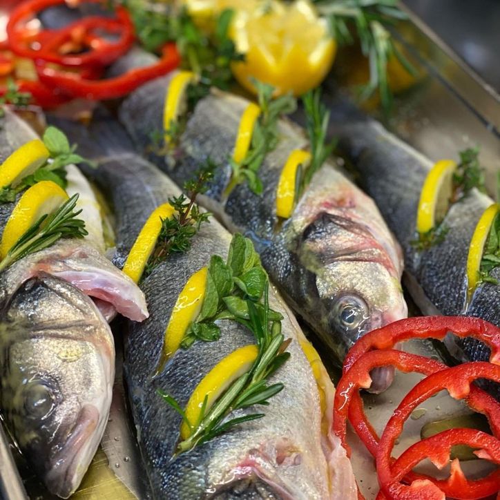 Fisch mit Zitronen garniert