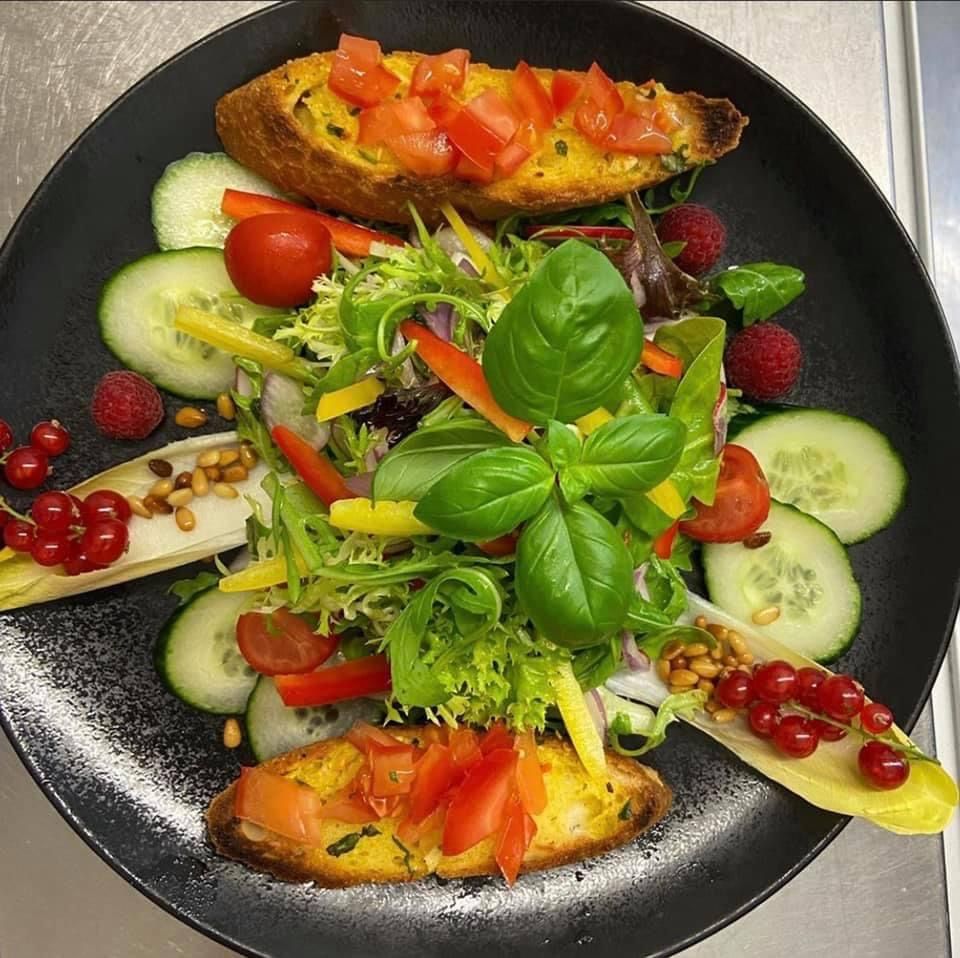 vielfältige Platten am Büfett